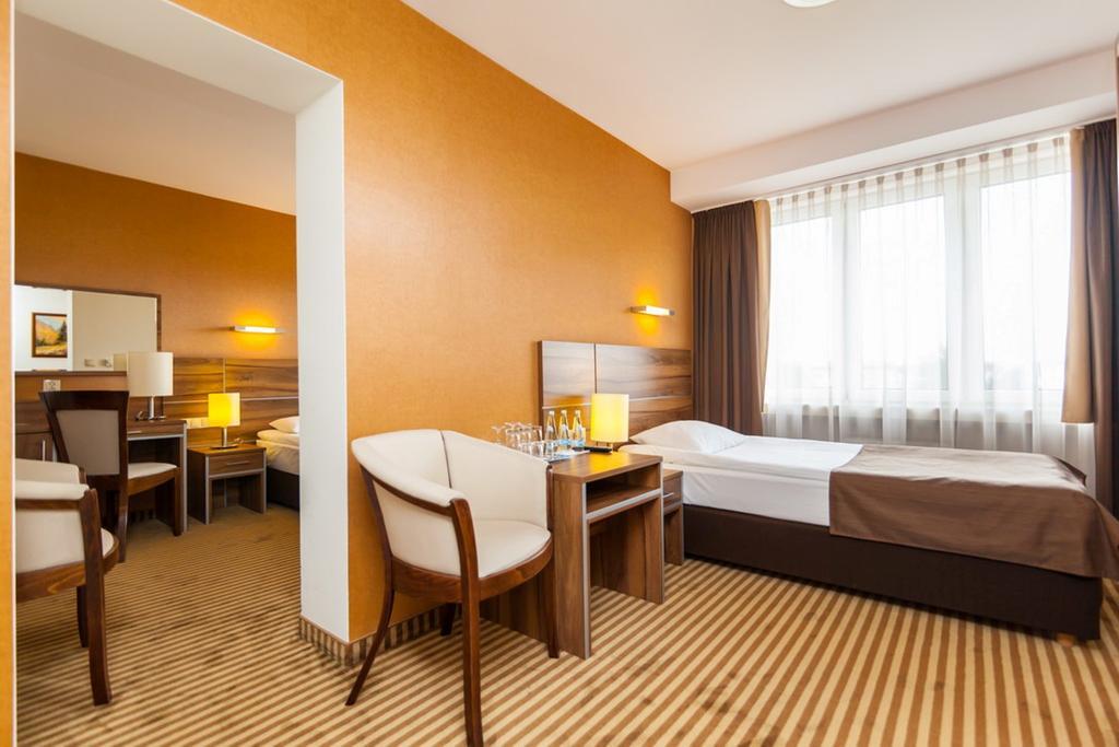 Hotel Beskid Nowy Sacz Bagian luar foto